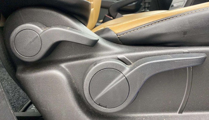 2018 Mahindra XUV500 W5, Diesel, Manual, 42,641 km, Driver Side Adjustment Panel