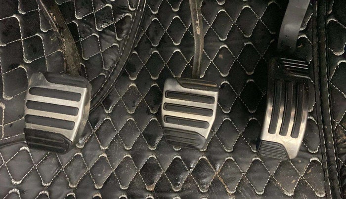 2018 Mahindra XUV500 W5, Diesel, Manual, 42,641 km, Pedals