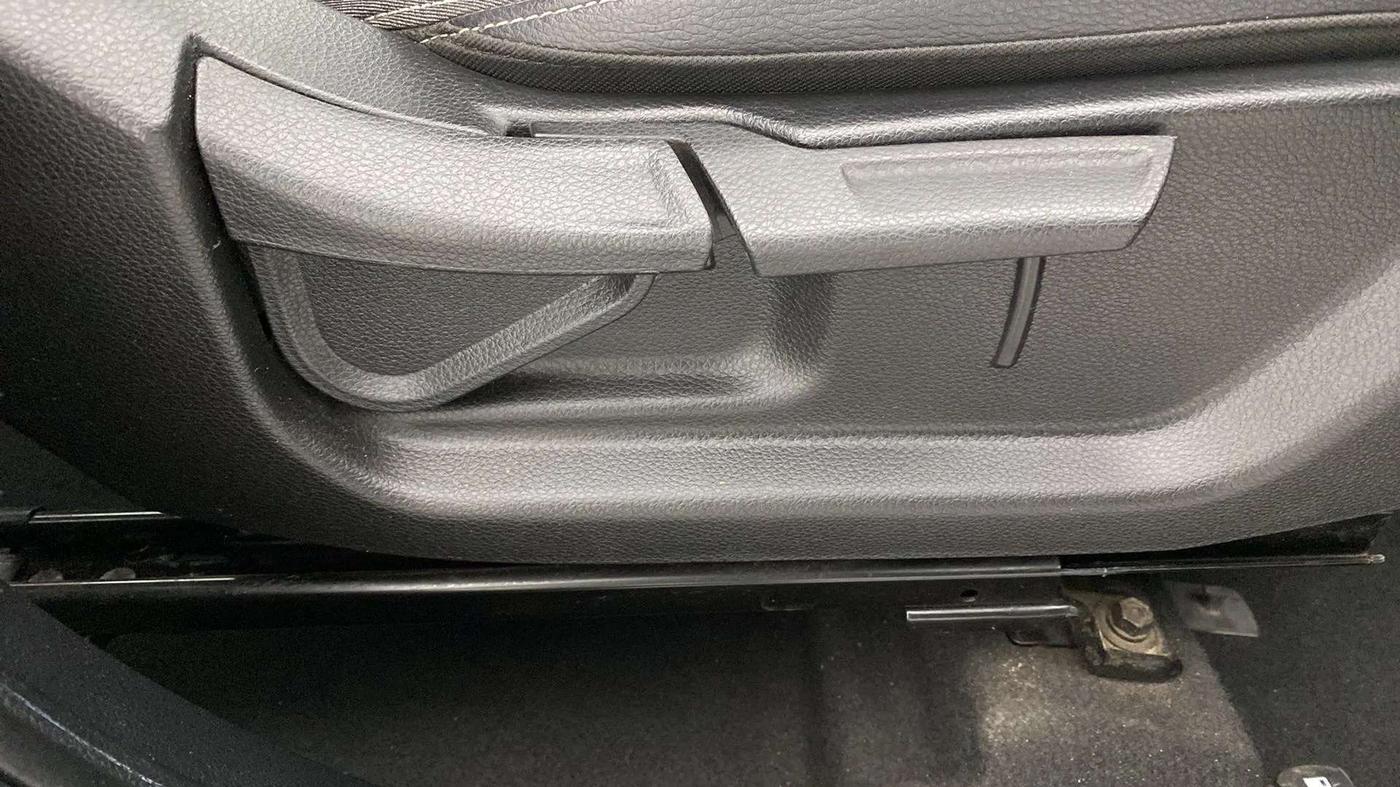 2023 KIA SONET HTK PLUS 1.0 IMT, CNG, Manual, 11,332 km, Driver Side Adjustment Panel