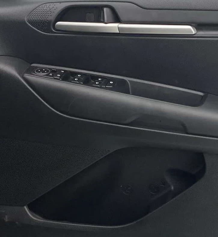 2023 KIA SONET HTK PLUS 1.0 IMT, CNG, Manual, 11,332 km, Driver Side Door Panels Control