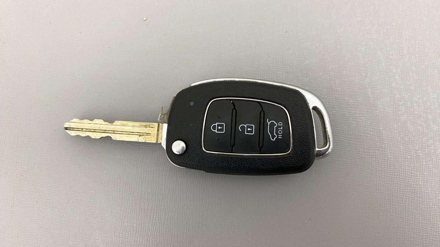 2020 Hyundai VENUE S 1.2, Petrol, Manual, 46,462 km, Key Close Up