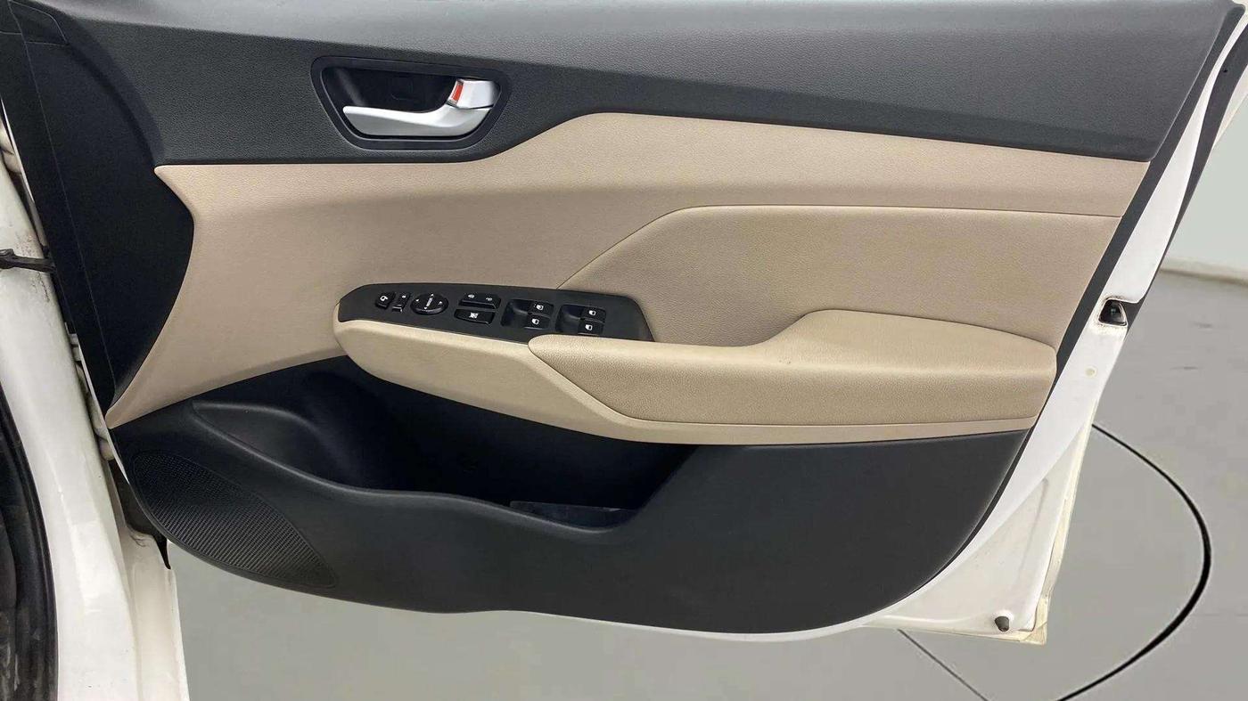 2018 Hyundai Verna 1.6 VTVT SX (O) AT, Petrol, Automatic, 97,468 km, Driver Side Door Panels Control