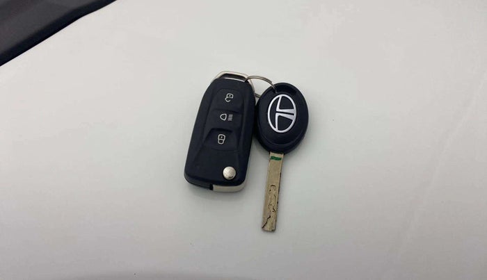 2018 Tata NEXON XM PETROL, Petrol, Manual, 58,162 km, Key Close Up