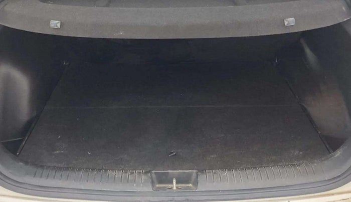 2016 Hyundai Creta SX PLUS 1.6 PETROL, Petrol, Manual, 97,671 km, Boot Inside