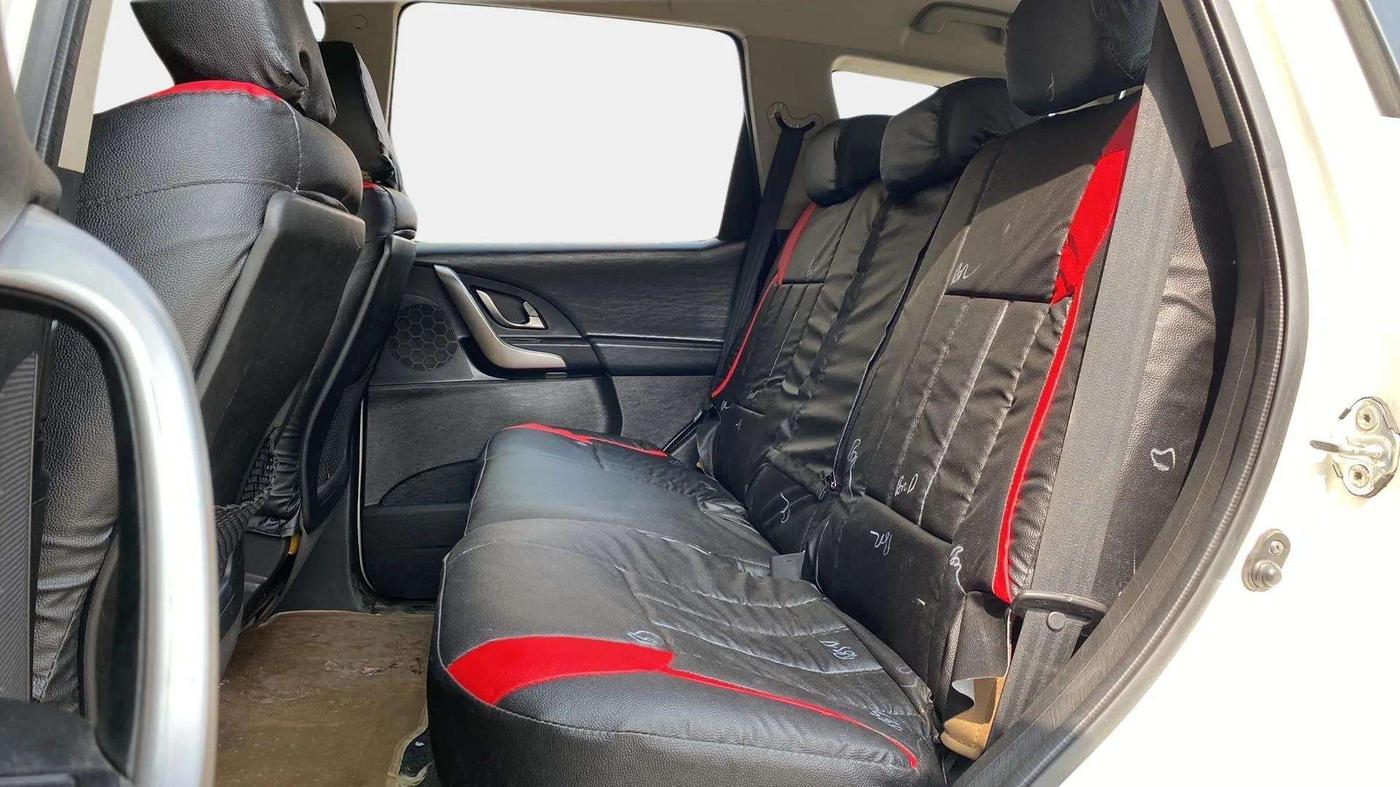 2018 Mahindra XUV500 W7, Diesel, Manual, 76,070 km, Right Side Rear Door Cabin