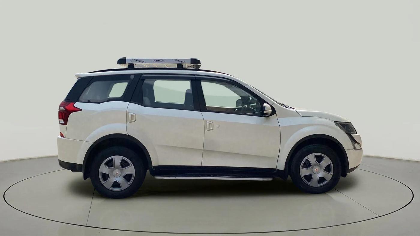 2018 Mahindra XUV500 W7, Diesel, Manual, 76,070 km, Right Side View