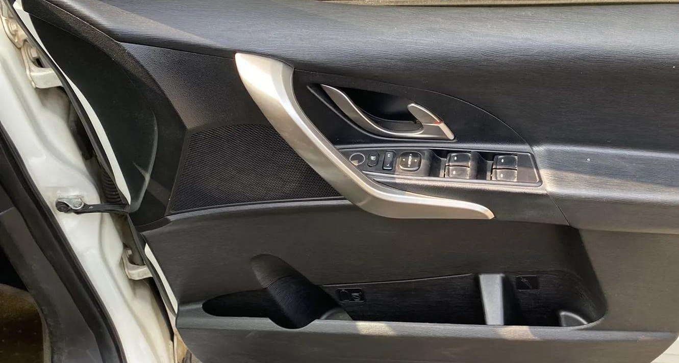 2018 Mahindra XUV500 W7, Diesel, Manual, 76,070 km, Driver Side Door Panels Control