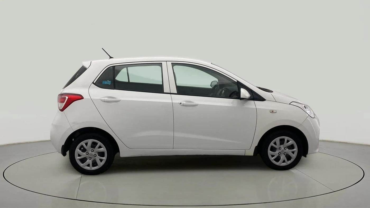 2017 Hyundai Grand i10 MAGNA AT 1.2 KAPPA VTVT, Petrol, Automatic, 35,675 km, Right Side View