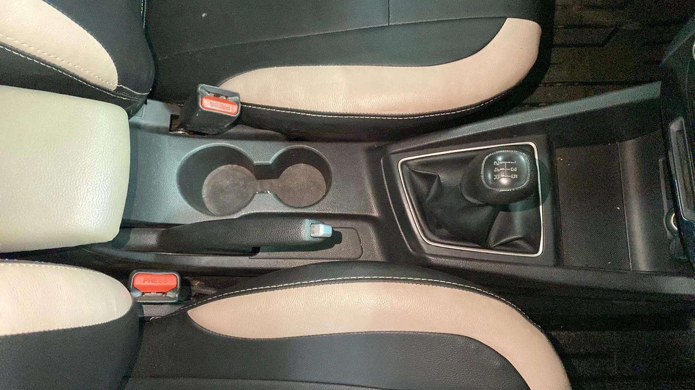 2017 Hyundai Elite i20 ASTA 1.2, Petrol, Manual, 33,887 km, Gear Lever