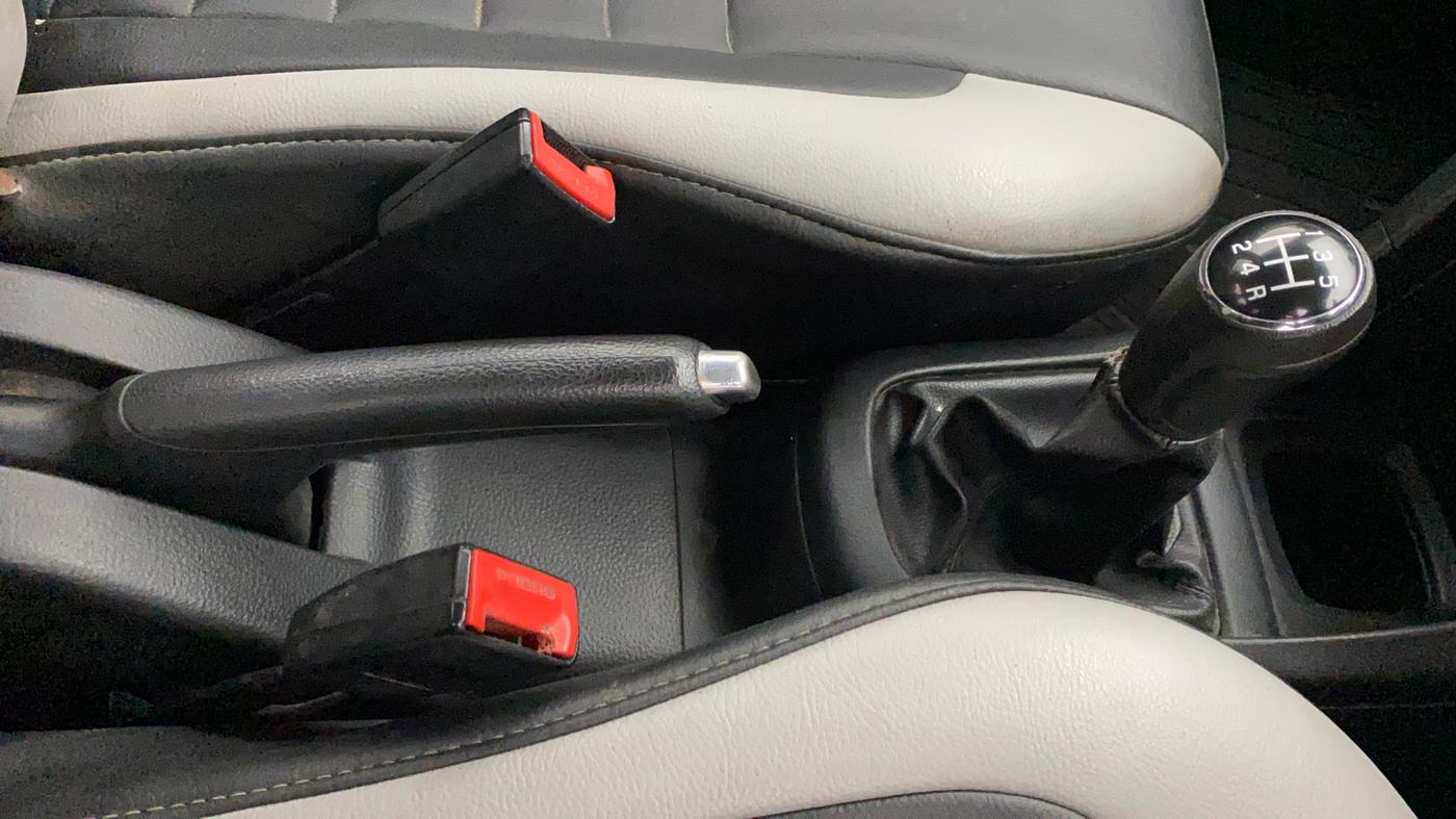 2013 Maruti Swift VXI, Petrol, Manual, 89,460 km, Gear Lever