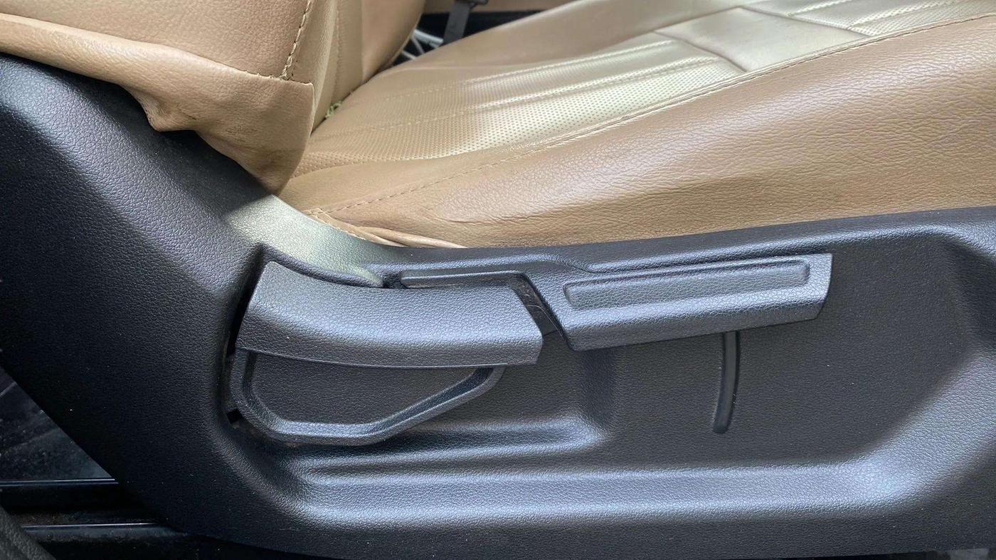 2019 Hyundai VENUE SX 1.0 TURBO, Petrol, Manual, 26,879 km, Driver Side Adjustment Panel
