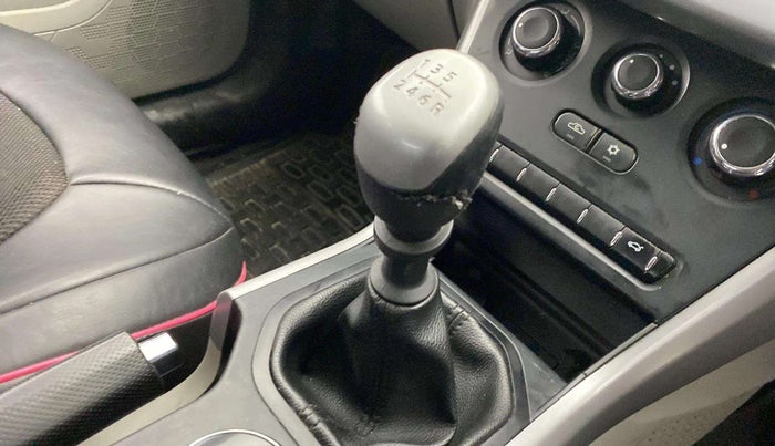 2019 Tata NEXON XM PETROL, Petrol, Manual, 37,420 km, Gear lever - Knob cover torn