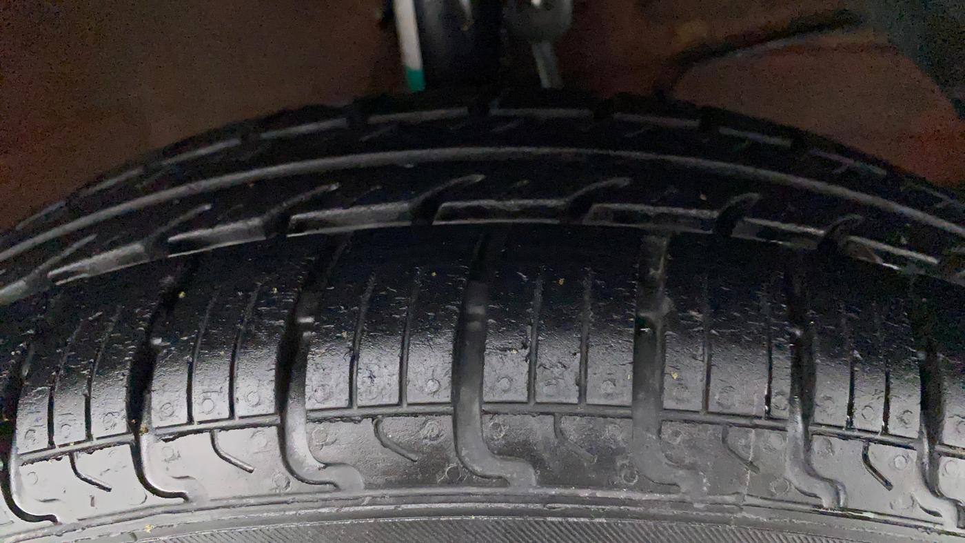 2017 Maruti Dzire VDI, Diesel, Manual, 71,242 km, Right Front Tyre Tread