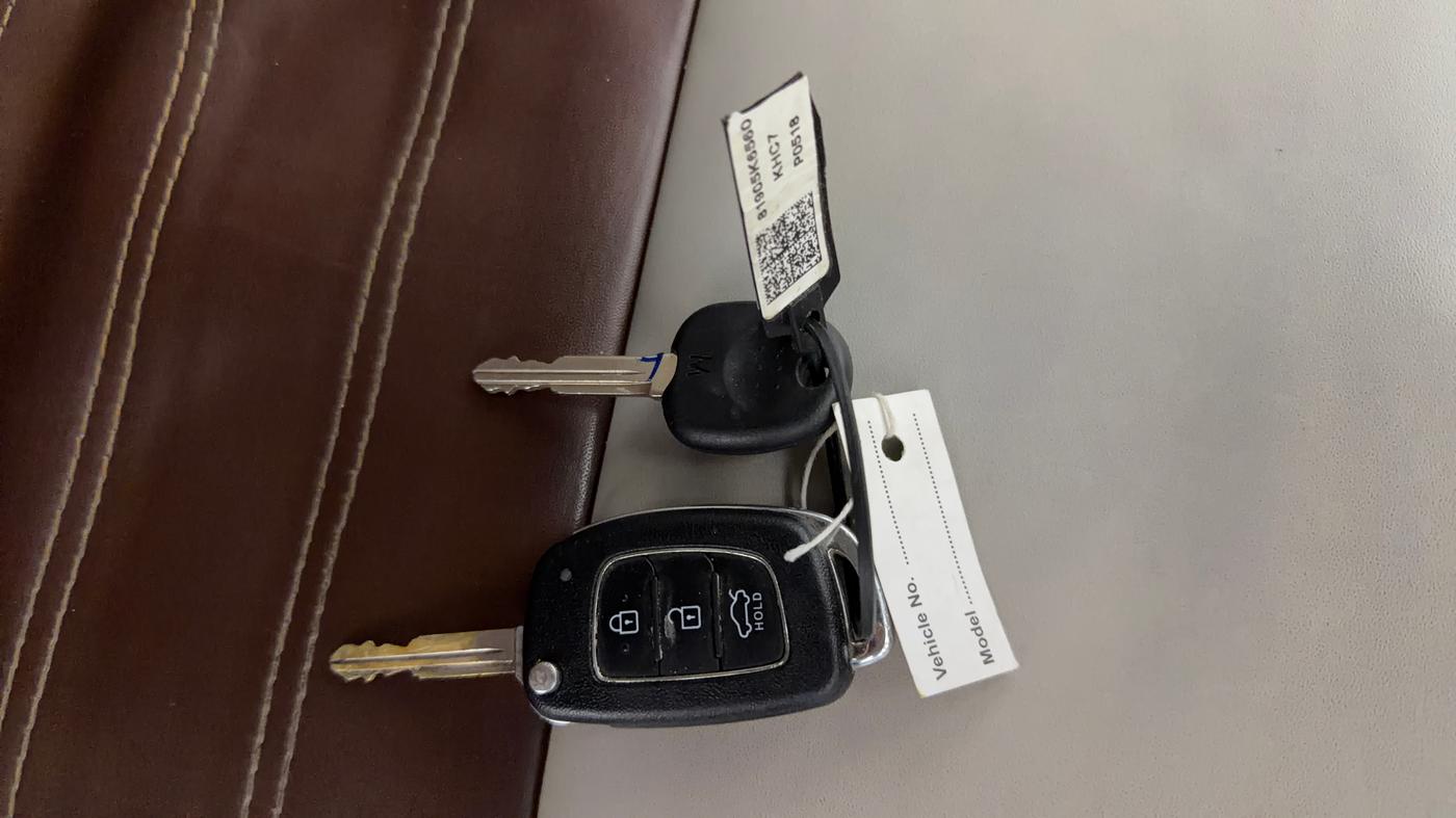 2021 Hyundai AURA S 1.2 CNG, CNG, Manual, 64,674 km, Key Close Up
