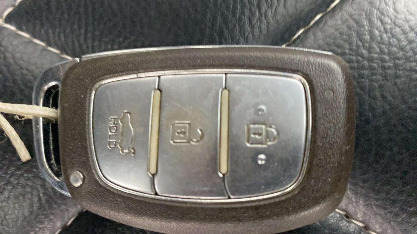 2014 Hyundai Grand i10 ASTA AT 1.2 KAPPA VTVT, Petrol, Automatic, 72,574 km, Key Close Up