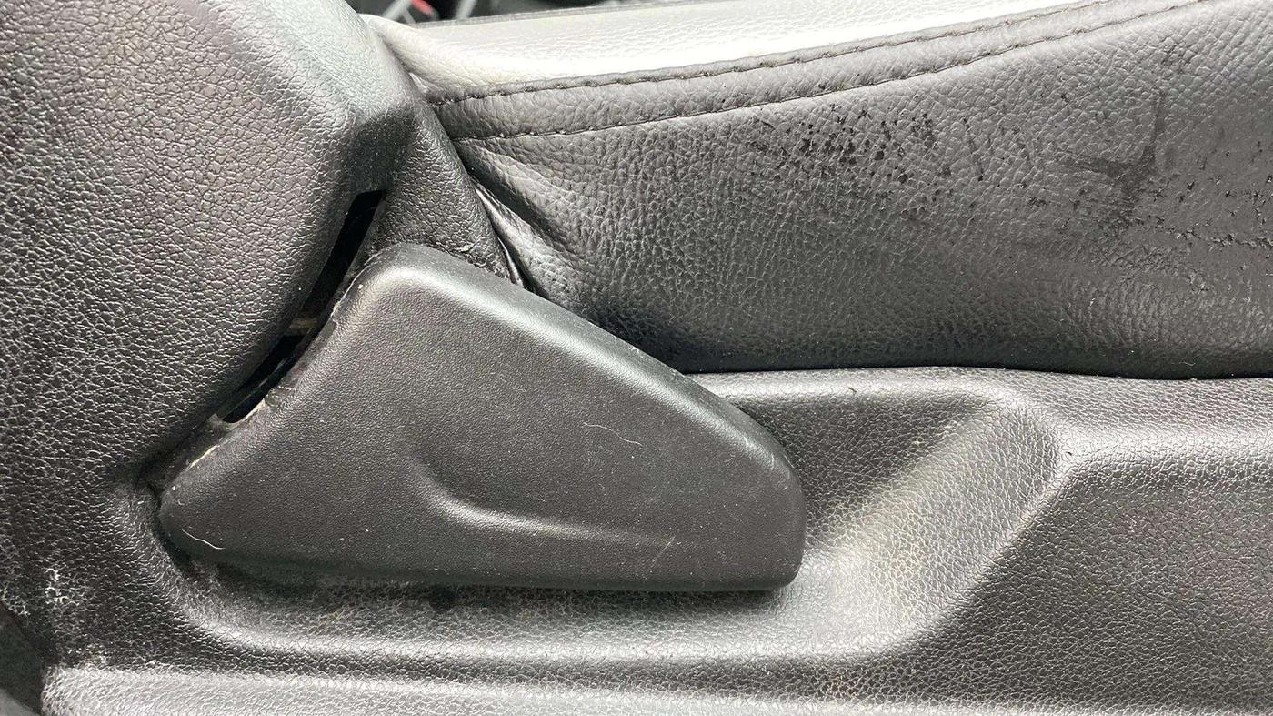 2017 Renault Kwid 1.0 RXT 02 Anniversary Edition, Petrol, Manual, 86,669 km, Driver Side Adjustment Panel