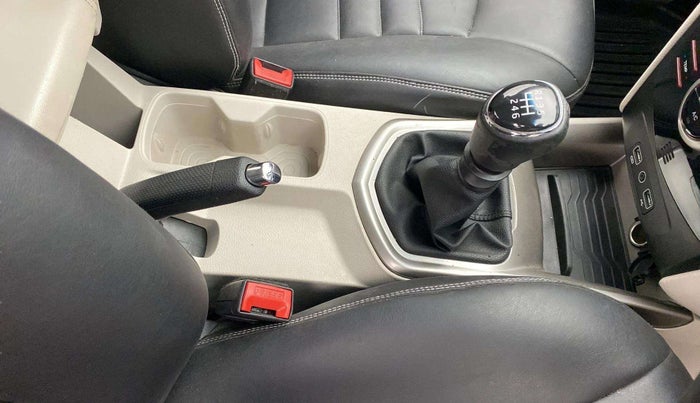 2021 Mahindra XUV300 W8 1.2 PETROL, Petrol, Manual, 60,672 km, Gear Lever