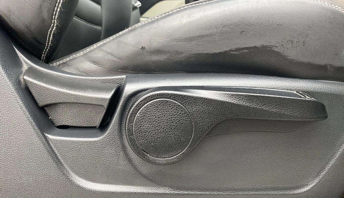 2021 Mahindra XUV300 W8 1.2 PETROL, Petrol, Manual, 60,672 km, Driver Side Adjustment Panel