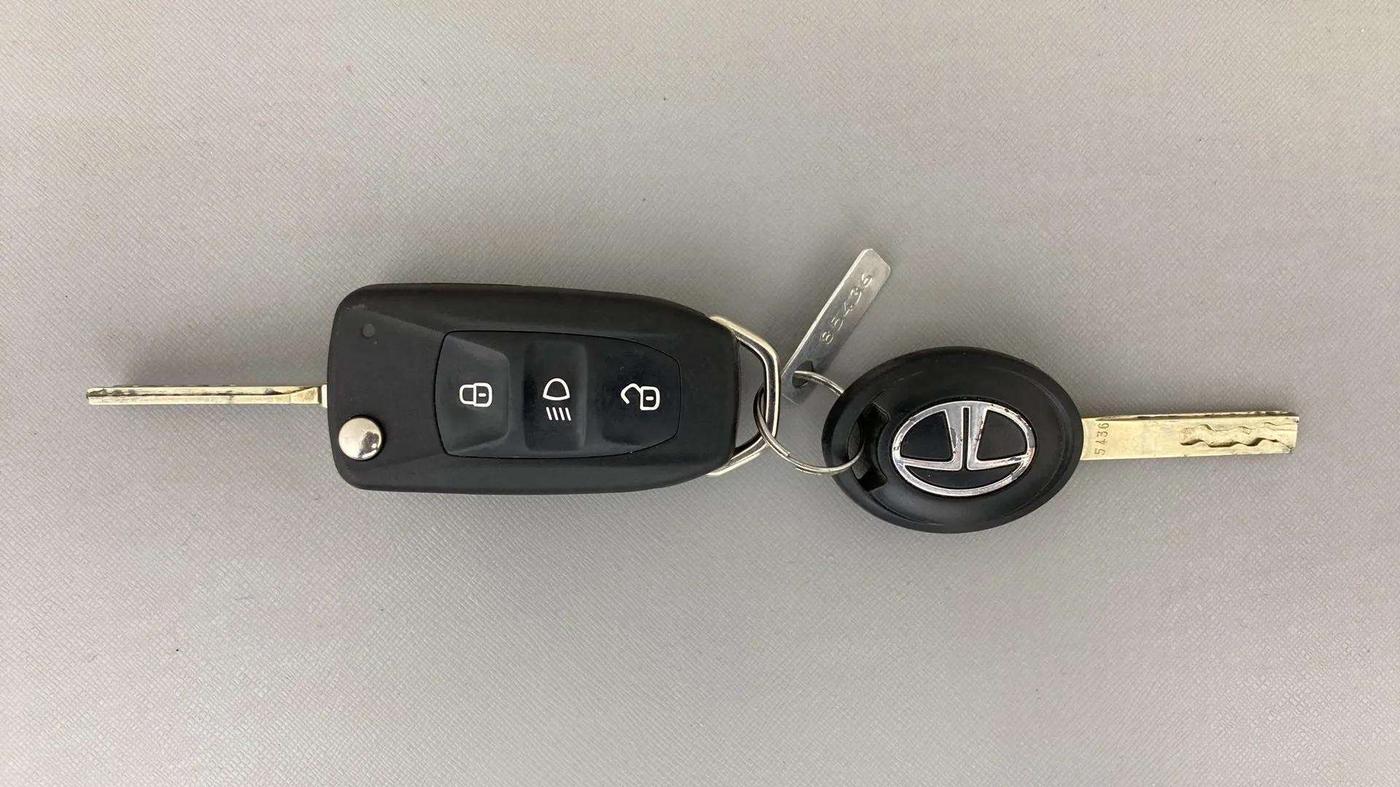2023 Tata ALTROZ XE PETROL, Petrol, Manual, 13,063 km, Key Close Up
