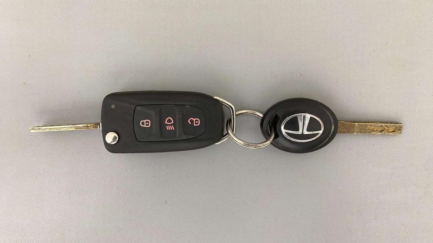 2023 Tata ALTROZ XMA Plus (S) DCT, Petrol, Automatic, 9,053 km, Key Close Up