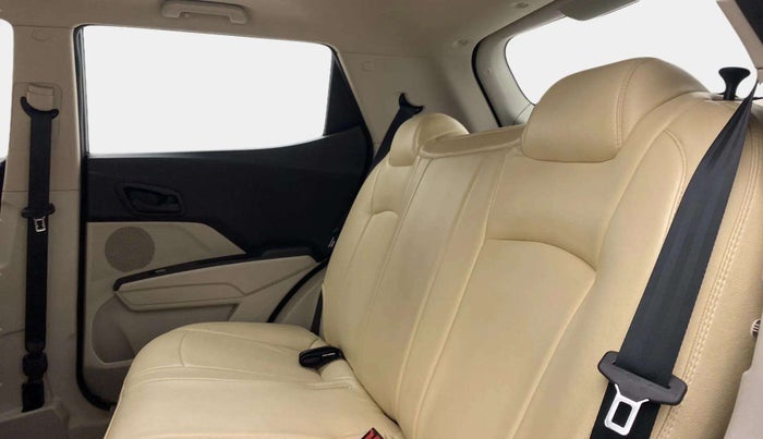 2022 Mahindra XUV300 W6 1.2 PETROL AMT, Petrol, Automatic, 25,753 km, Right Side Rear Door Cabin