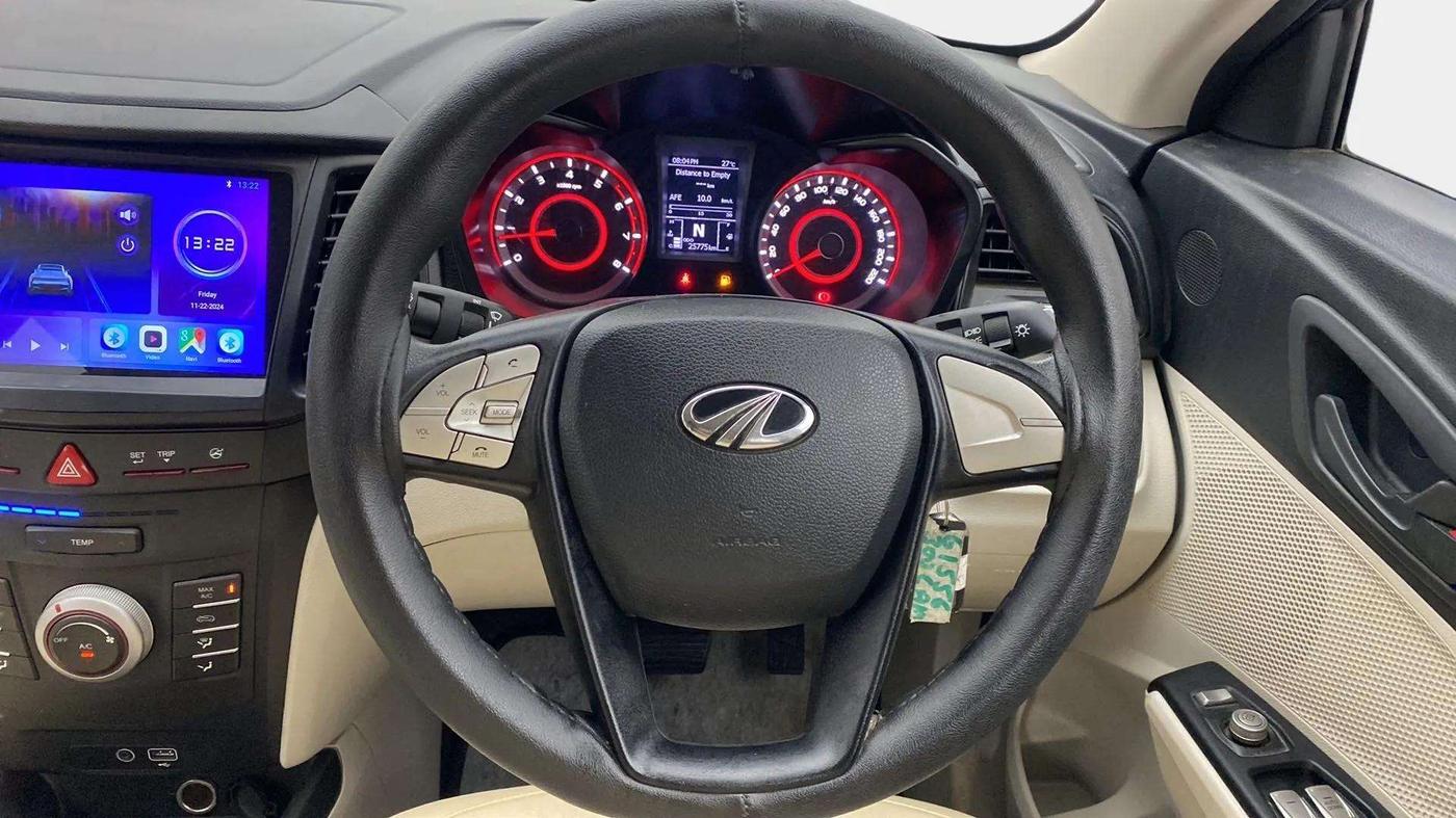 2022 Mahindra XUV300 W6 1.2 PETROL AMT, Petrol, Automatic, 25,753 km, Steering Wheel Close Up