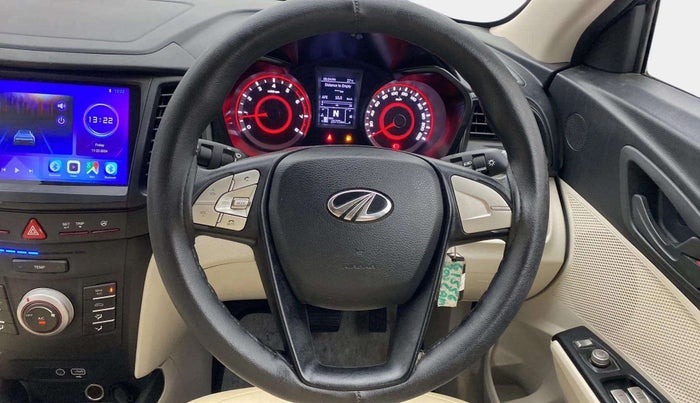 2022 Mahindra XUV300 W6 1.2 PETROL AMT, Petrol, Automatic, 25,753 km, Steering Wheel Close Up