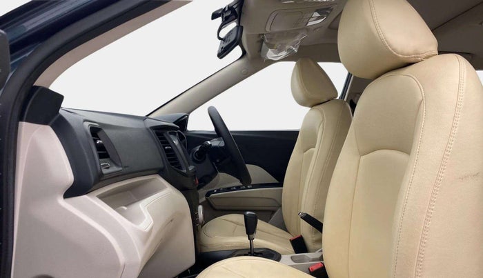 2022 Mahindra XUV300 W6 1.2 PETROL AMT, Petrol, Automatic, 25,753 km, Right Side Front Door Cabin