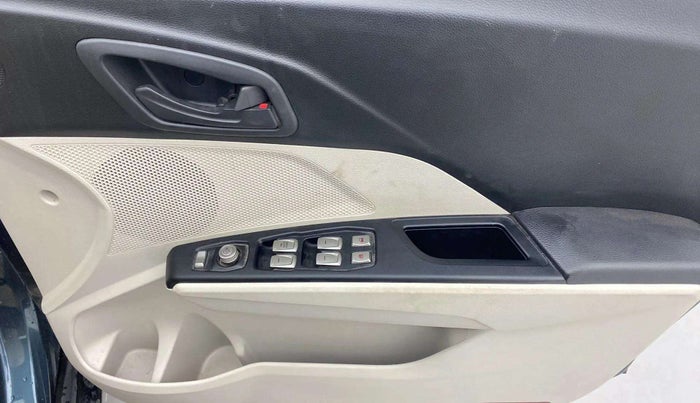 2022 Mahindra XUV300 W6 1.2 PETROL AMT, Petrol, Automatic, 25,753 km, Driver Side Door Panels Control