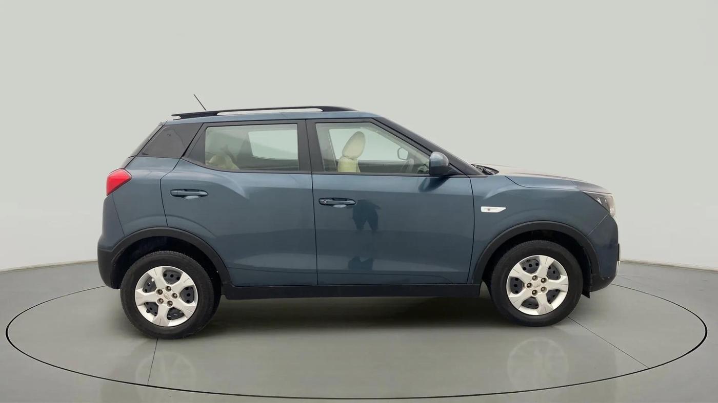 2022 Mahindra XUV300 W6 1.2 PETROL AMT, Petrol, Automatic, 25,753 km, Right Side View