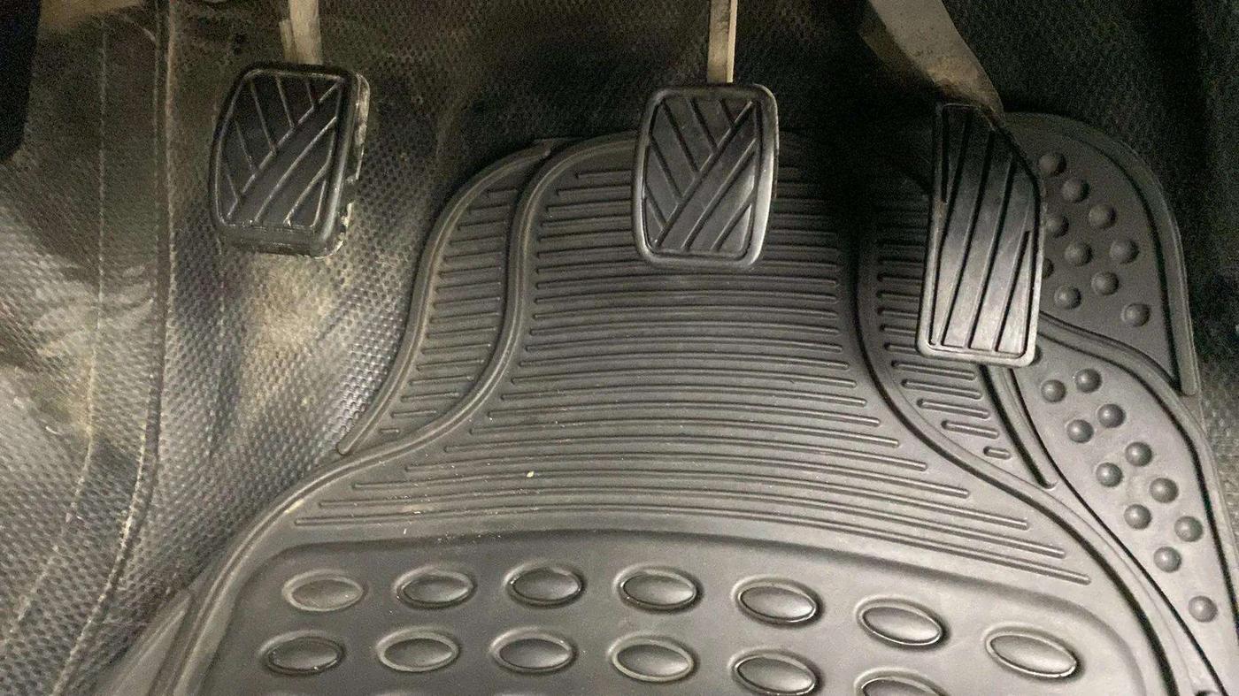 2016 Maruti Swift VXI, CNG, Manual, 1,19,644 km, Pedals