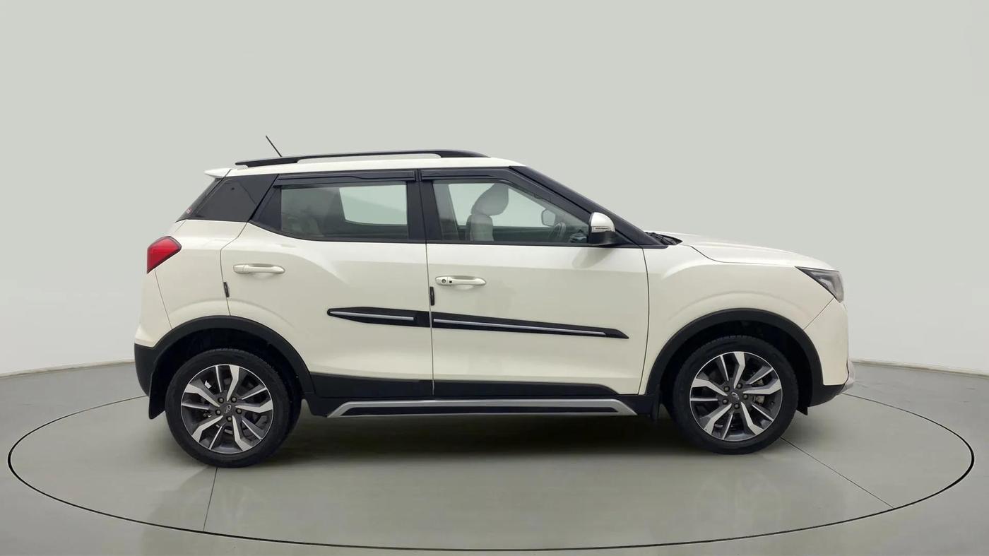2021 Mahindra XUV300 W8 (O) 1.5 DIESEL, Diesel, Manual, 54,492 km, Right Side View