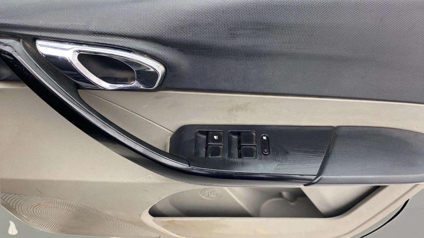2018 Tata Tiago XZ PETROL, Petrol, Manual, 70,804 km, Driver Side Door Panels Control