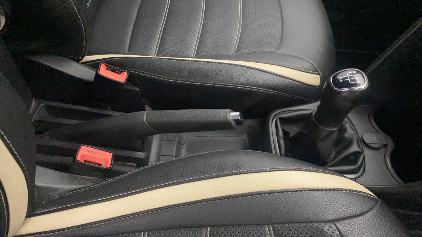 2019 Skoda Rapid AMBITION 1.6 MPI MT, Petrol, Manual, 74,318 km, Gear Lever
