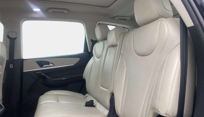 2023 Mahindra XUV700 AX 7 LUXURY P AT 7 STR, Petrol, Automatic, 11,674 km, Right Side Rear Door Cabin