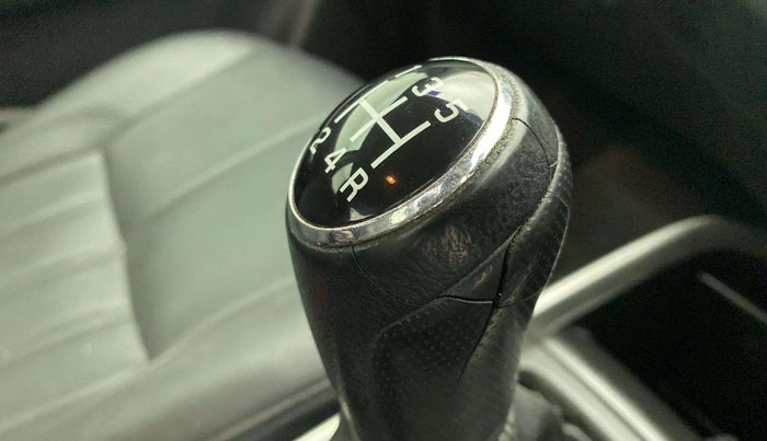 2017 Maruti Baleno ZETA PETROL 1.2, Petrol, Manual, 50,784 km, Gear lever - Knob cover torn