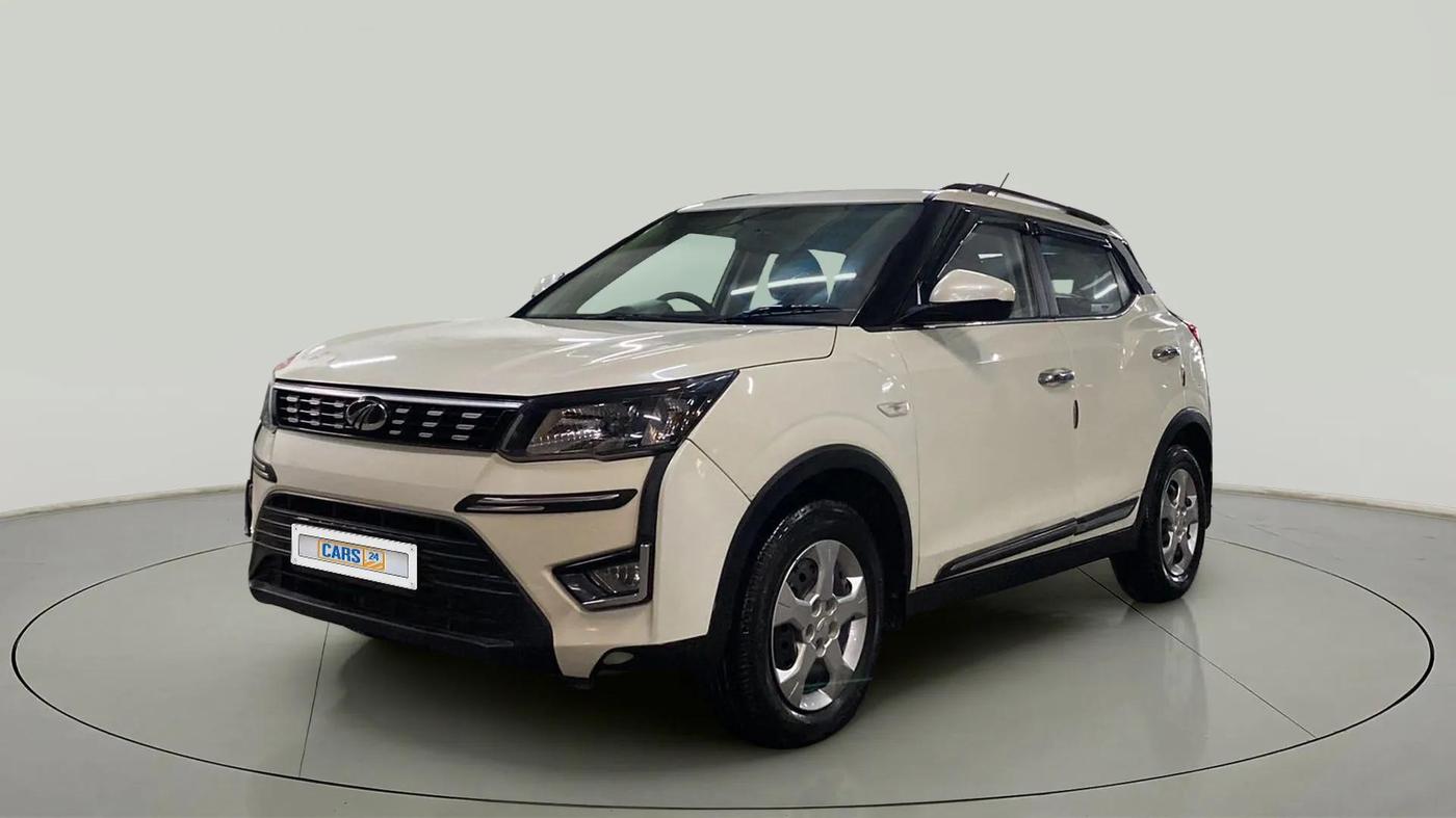 2021 Mahindra XUV300 W6 1.2 PETROL, CNG, Manual, 23,760 km, Left Front Diagonal