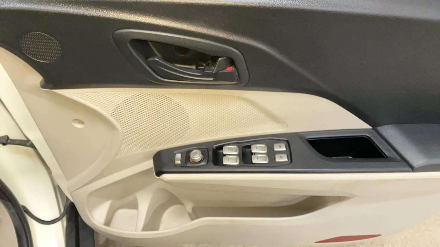 2021 Mahindra XUV300 W6 1.2 PETROL, CNG, Manual, 23,760 km, Driver Side Door Panels Control