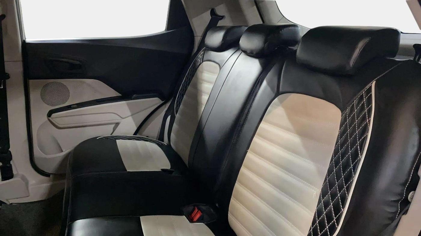 2021 Mahindra XUV300 W6 1.2 PETROL, CNG, Manual, 23,760 km, Right Side Rear Door Cabin