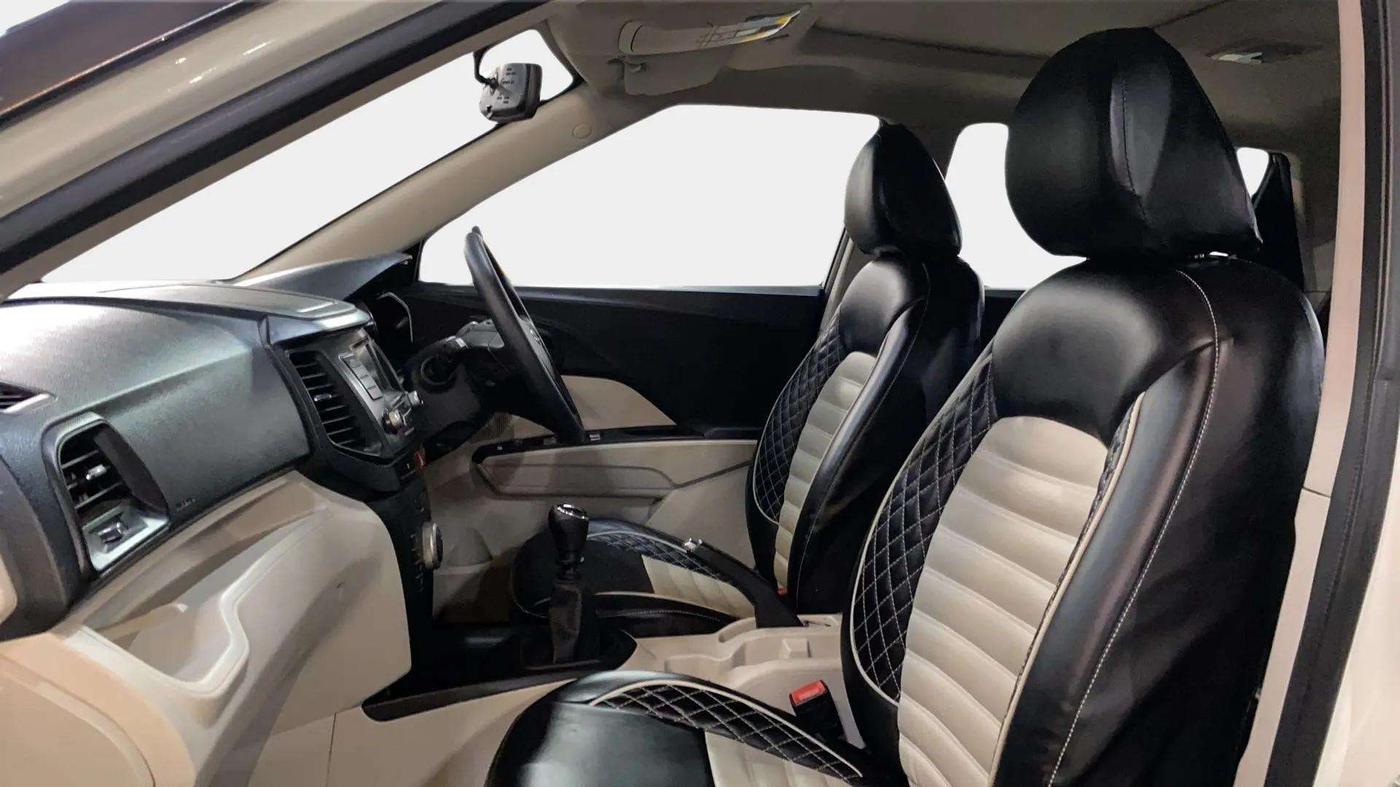 2021 Mahindra XUV300 W6 1.2 PETROL, CNG, Manual, 23,760 km, Right Side Front Door Cabin