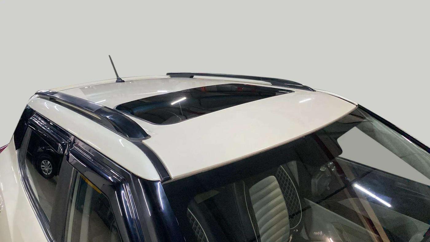 2021 Mahindra XUV300 W6 1.2 PETROL, CNG, Manual, 23,760 km, Roof