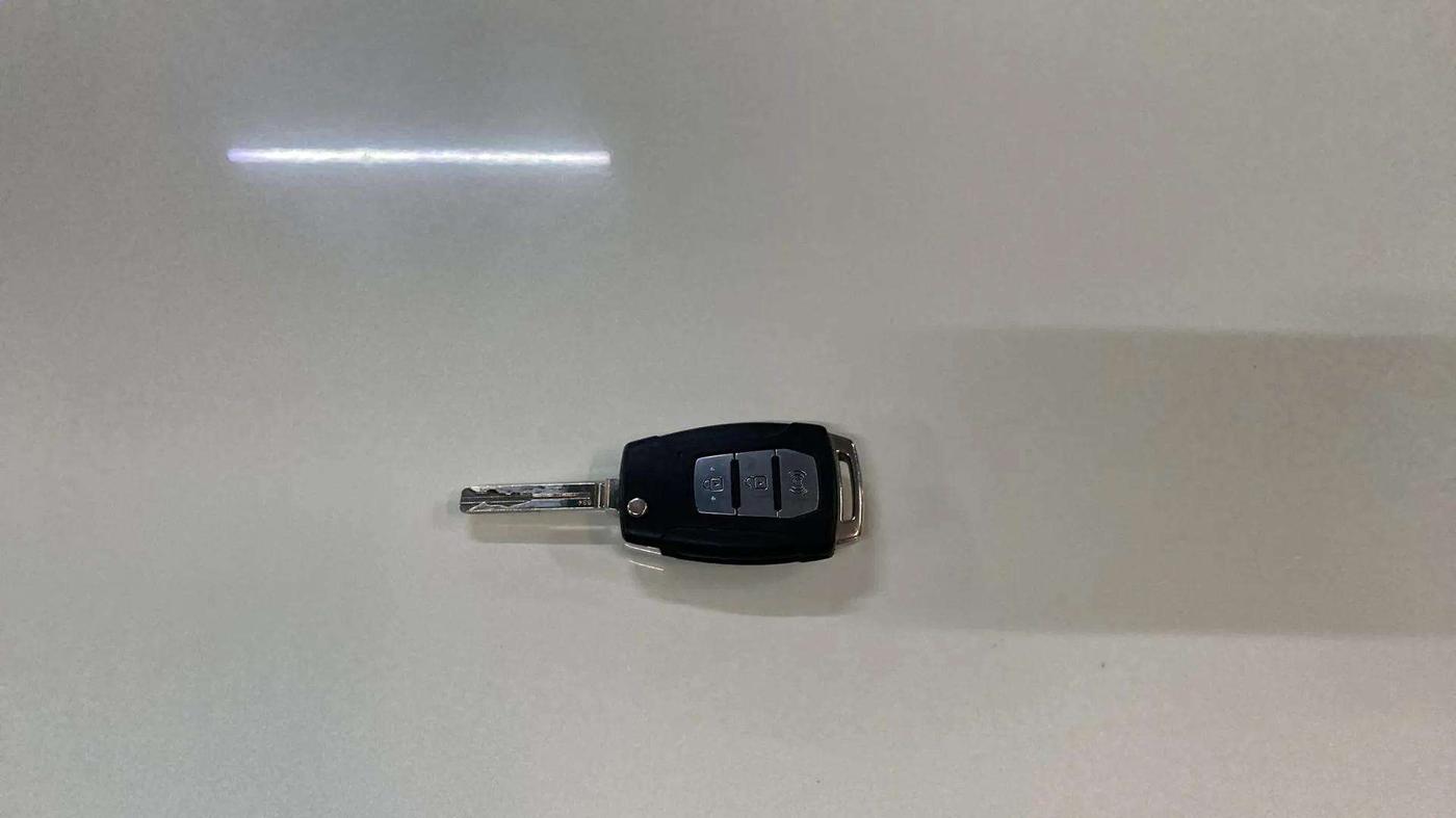 2021 Mahindra XUV300 W6 1.2 PETROL, CNG, Manual, 23,760 km, Key Close Up