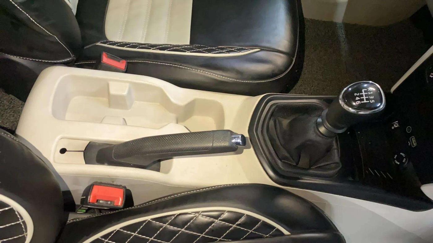 2021 Mahindra XUV300 W6 1.2 PETROL, CNG, Manual, 23,760 km, Gear Lever
