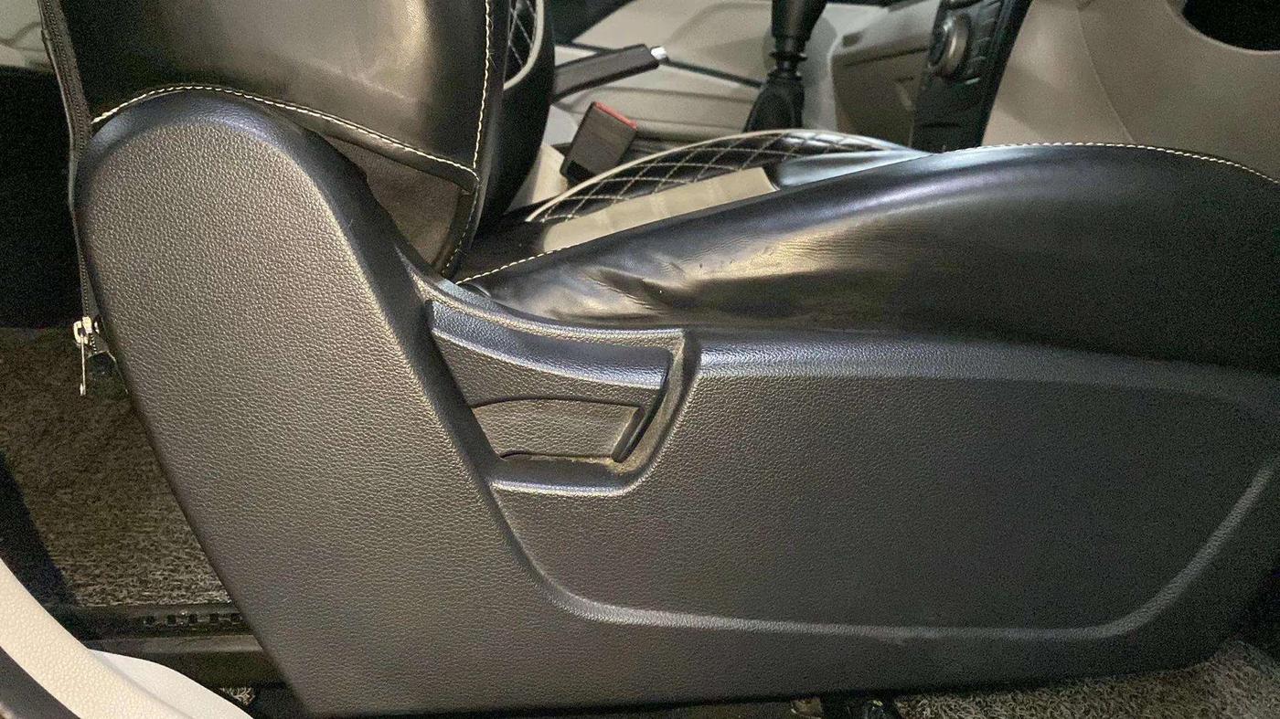 2021 Mahindra XUV300 W6 1.2 PETROL, CNG, Manual, 23,760 km, Driver Side Adjustment Panel