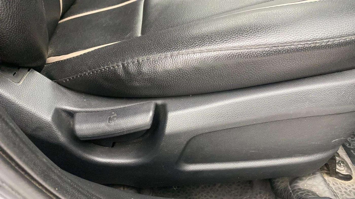 2016 Hyundai Elite i20 MAGNA 1.2, Petrol, Manual, 40,282 km, Driver Side Adjustment Panel