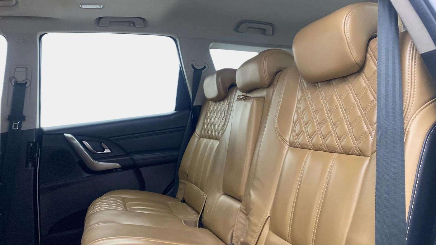 2018 Mahindra XUV500 W11(O), Diesel, Manual, 77,839 km, Right Side Rear Door Cabin