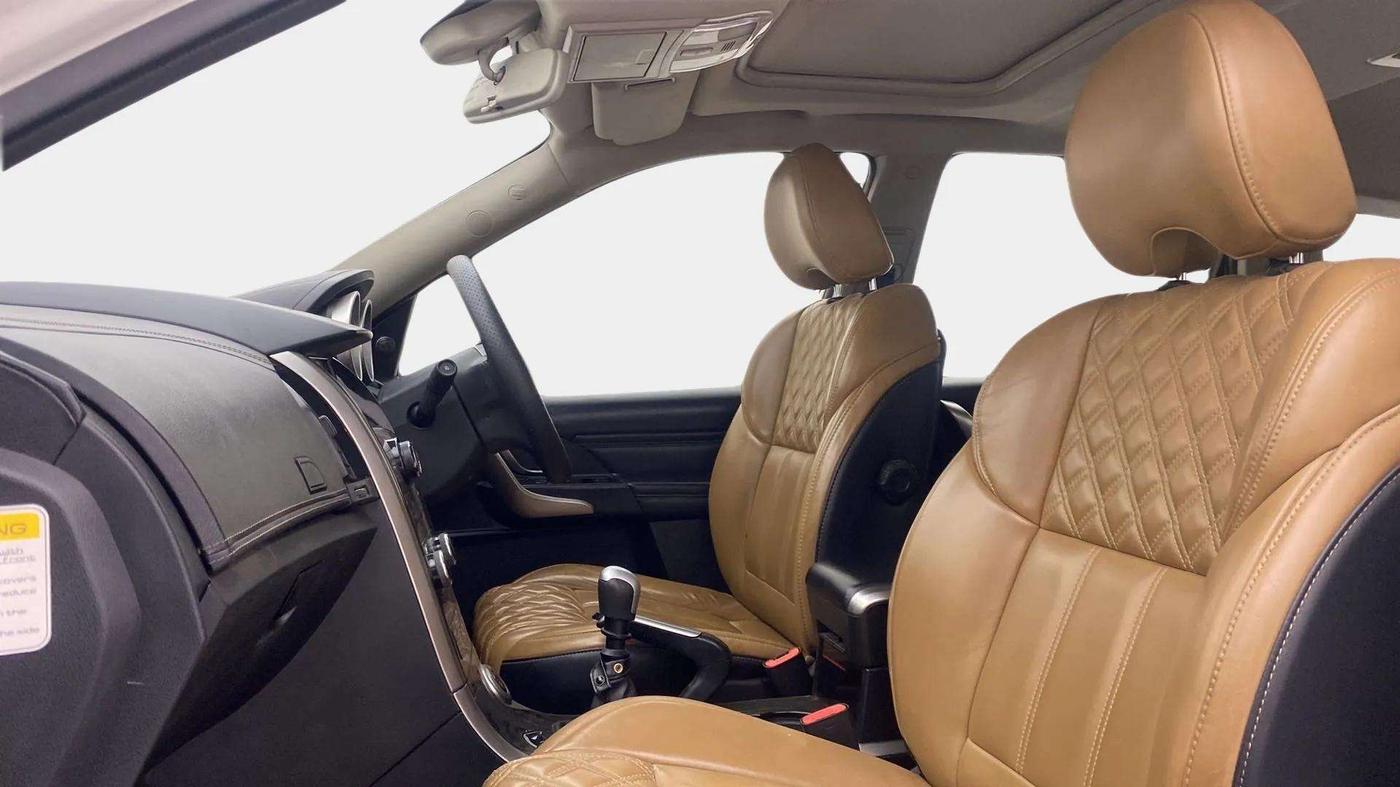 2018 Mahindra XUV500 W11(O), Diesel, Manual, 77,839 km, Right Side Front Door Cabin
