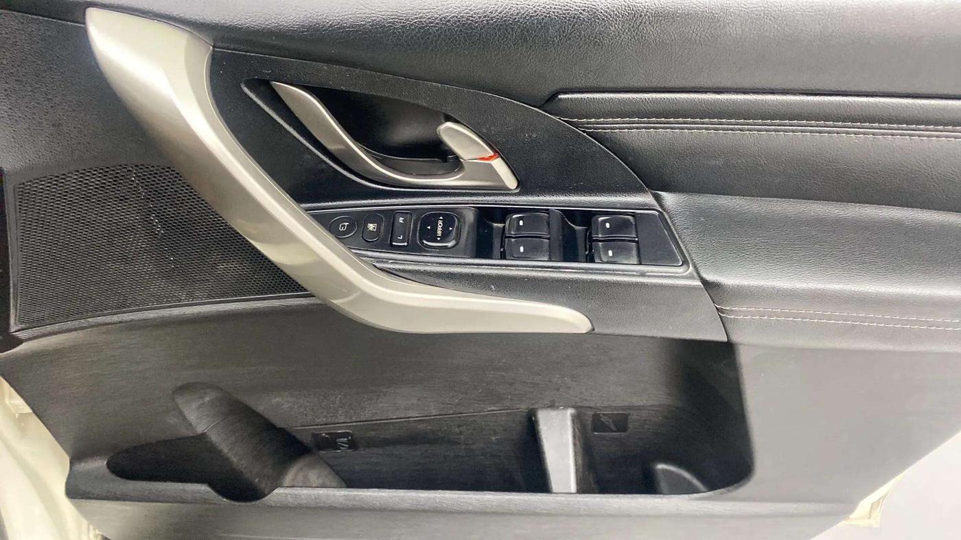 2018 Mahindra XUV500 W11(O), Diesel, Manual, 77,839 km, Driver Side Door Panels Control