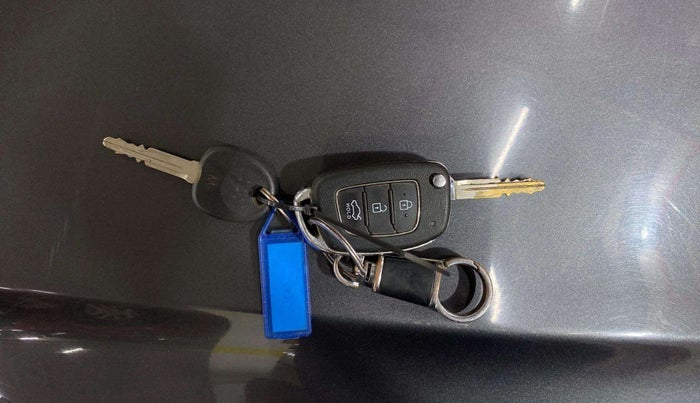 2020 Hyundai AURA S 1.2 CNG, CNG, Manual, 30,328 km, Key Close Up