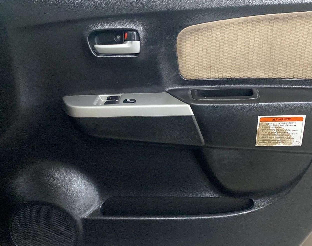 2017 Maruti Wagon R 1.0 LXI CNG, CNG, Manual, 27,024 km, Driver Side Door Panels Control